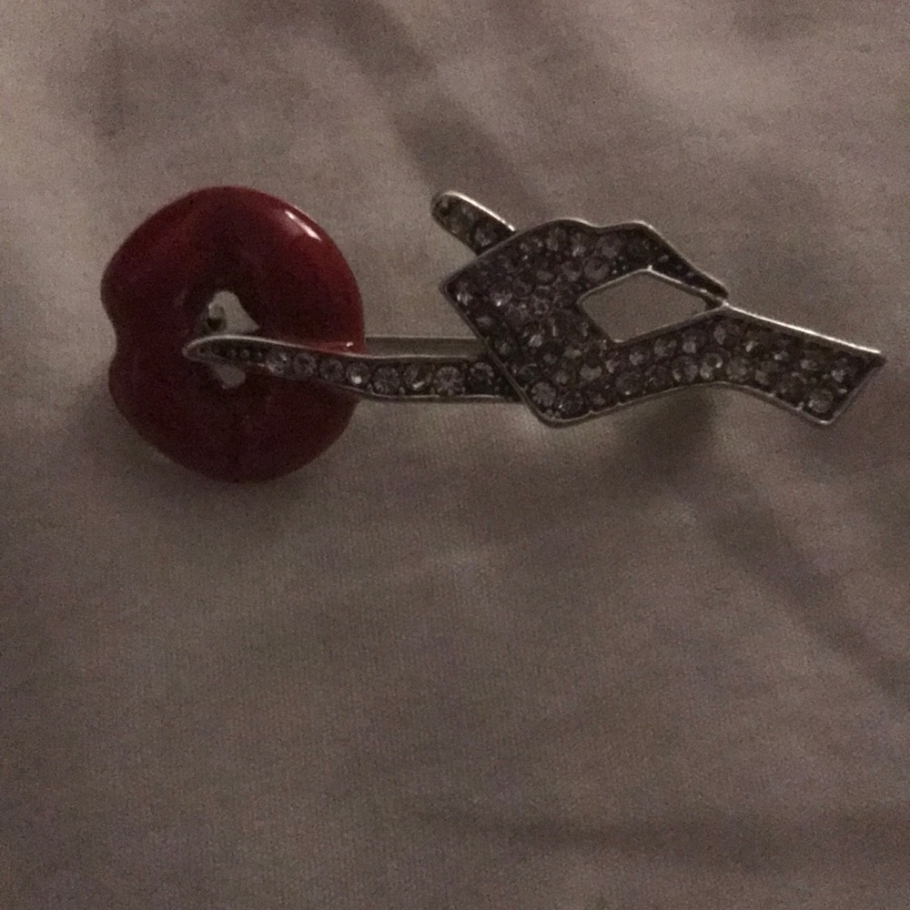 Lip hush pin